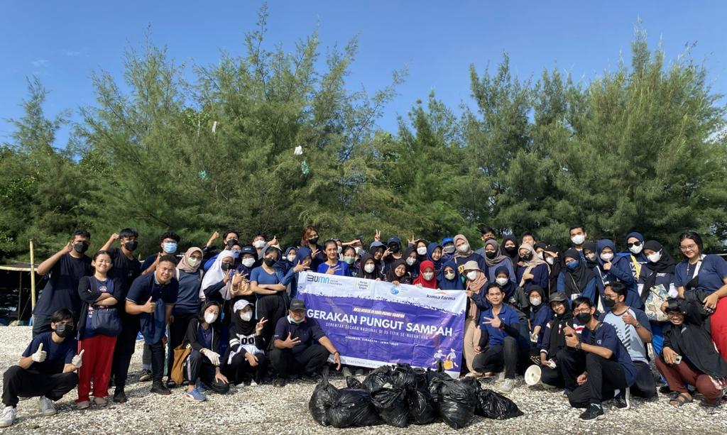 Kimia Farma Employees do a Waste Picking Movement